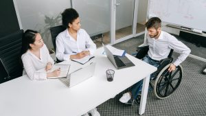 La otra brecha salarial: una gran encuesta en EE.UU. alerta que las personas con discapacidad ganan menos que sus pares