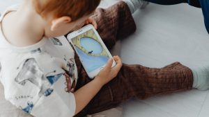 Razones para retrasar el uso del celular: la pérdida de la atención