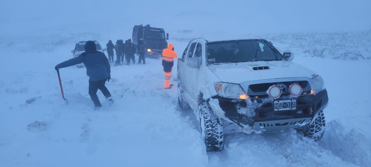 Rescataron a varias personas atrapadas por el viento blanco y la nieve en Neuquén