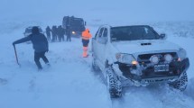Imagen de Rescataron a varias personas atrapadas por el viento blanco y la nieve en Neuquén
