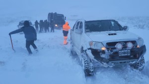 Rescataron a varias personas atrapadas por el viento blanco y la nieve en Neuquén