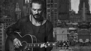 Ricardo Arjona llega a Neuquén, en «Blanco y Negro»: todo listo para recibirlo