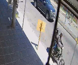 Video | A punta de pistola se llevaron la recaudación de una panadería en la zona norte de Roca