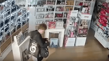 En un local de Belgrano, se llevaron gran cantidad de perfumes y quedó registrado por las cámaras de seguridad. Foto: Captura video
