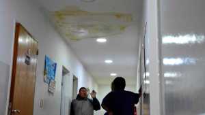 «El techo se está por caer»: alertan por graves problemas edilicios en un centro de salud de Roca