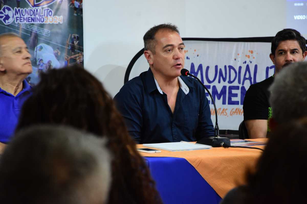 Fernando Merino, presidente de Deportivo Roca, anunció la organización de un Mundialito para personas con discapacidad. (Foto: Alejandro Carnevale)