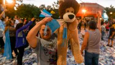 Los festejos en el centro de Roca, ciudad en la que Milei ganó con el 52%, sobre el 43,8% de Massa. (Foto: Juan Thomes)