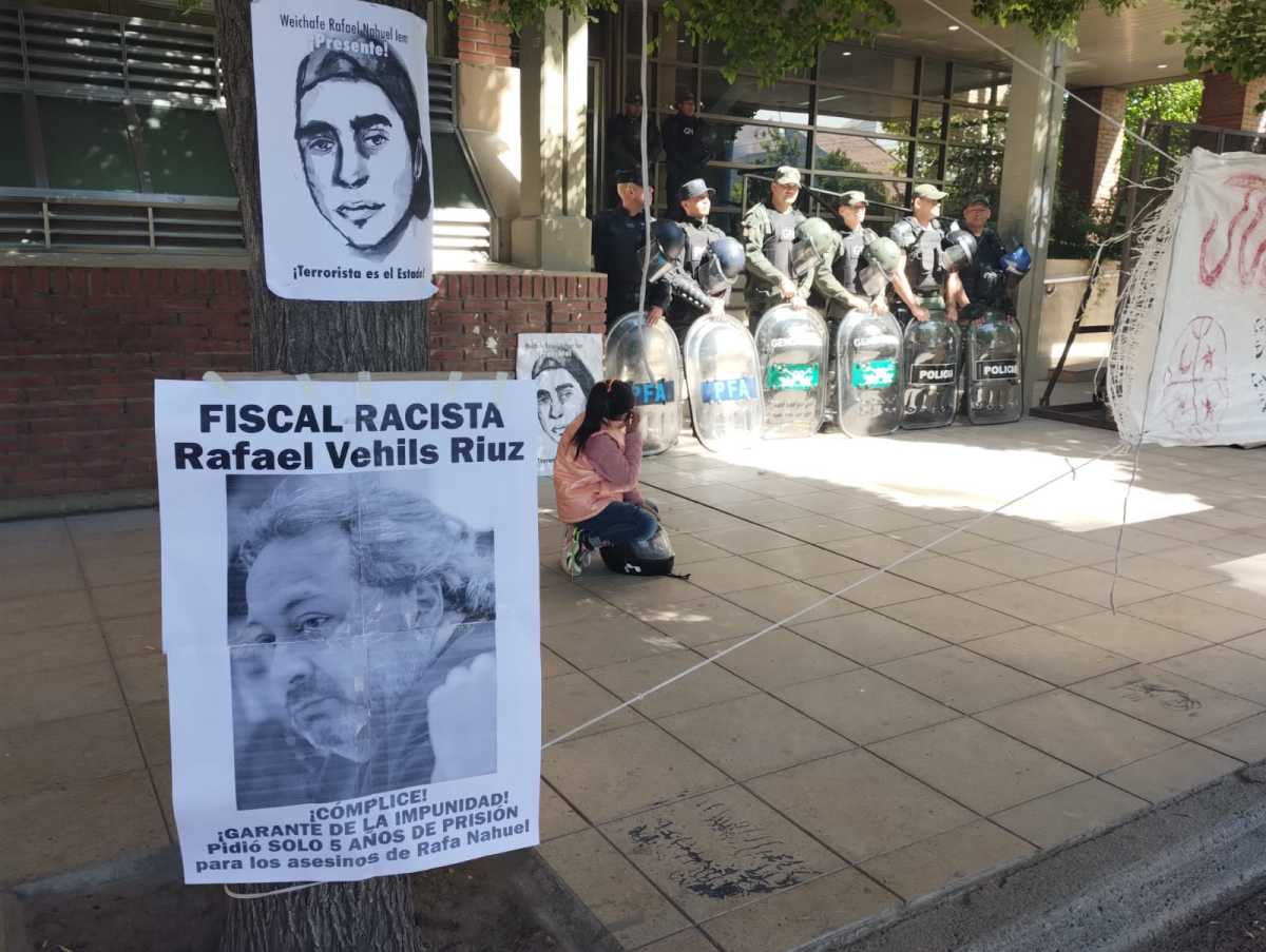 El Tribunal Oral Federal de Roca con carteles contra la Fiscalía. Foto: Diario Río Negro