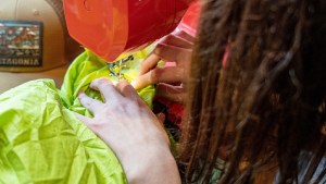 Anti Black Friday: una marca de ropa propone reparar lo que ya tenemos en vez de comprar