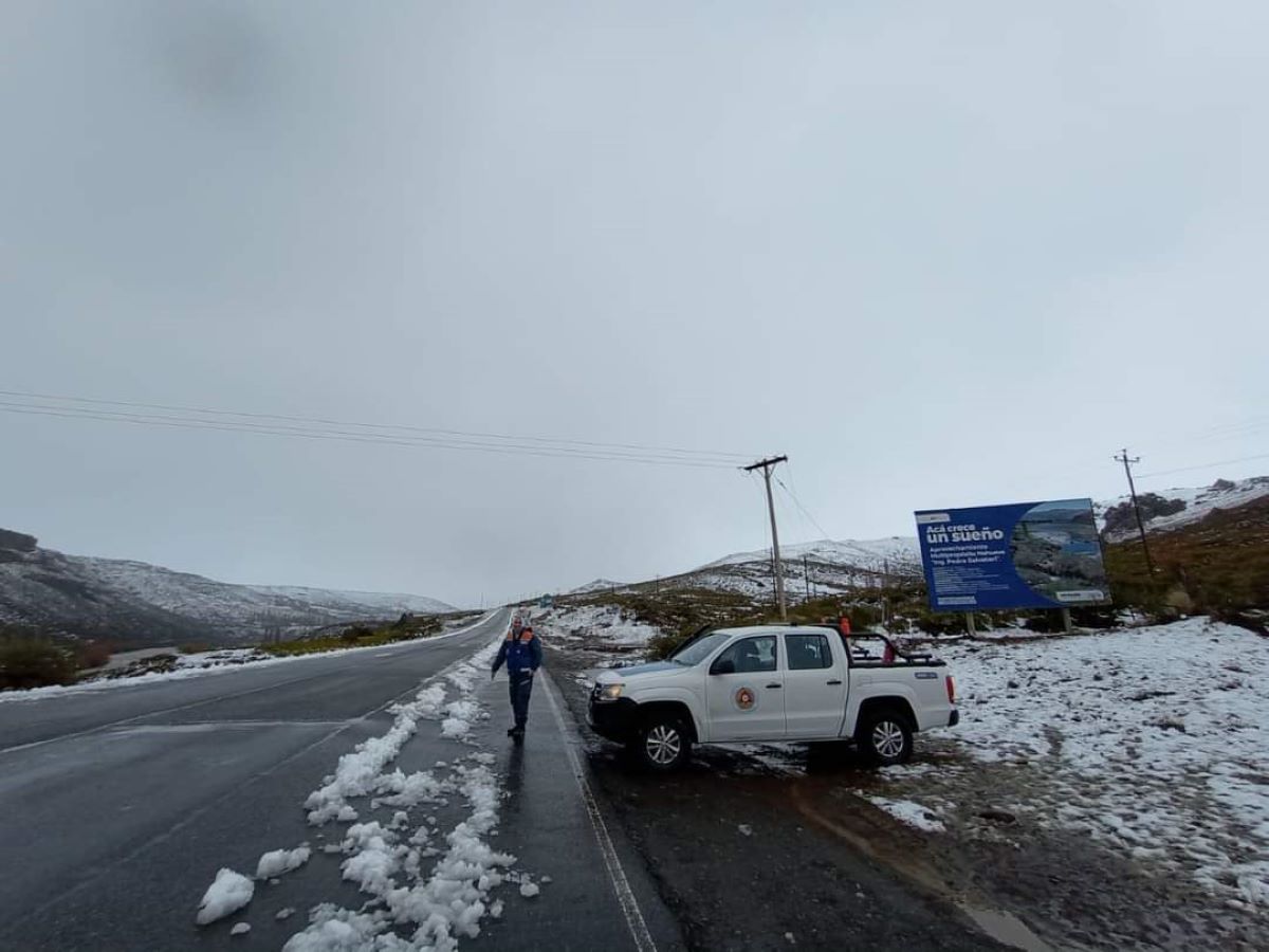 Por las condiciones de los caminos, tras la nieve y lluvias, solicitan transitar con precaución en las rutas de Neuquén. Foto: Gentileza Facebook Subsecretario de Defensa Civil y Protección Ciudadana, 