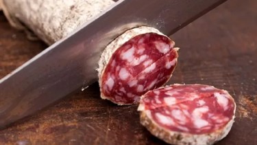 La actividad hoy importa aditivos, ingredientes, ácido láctico, cloruro de potasio, pepsina, tripas celulosicas y colágeno fibrosas, entre otros insumos claves. 