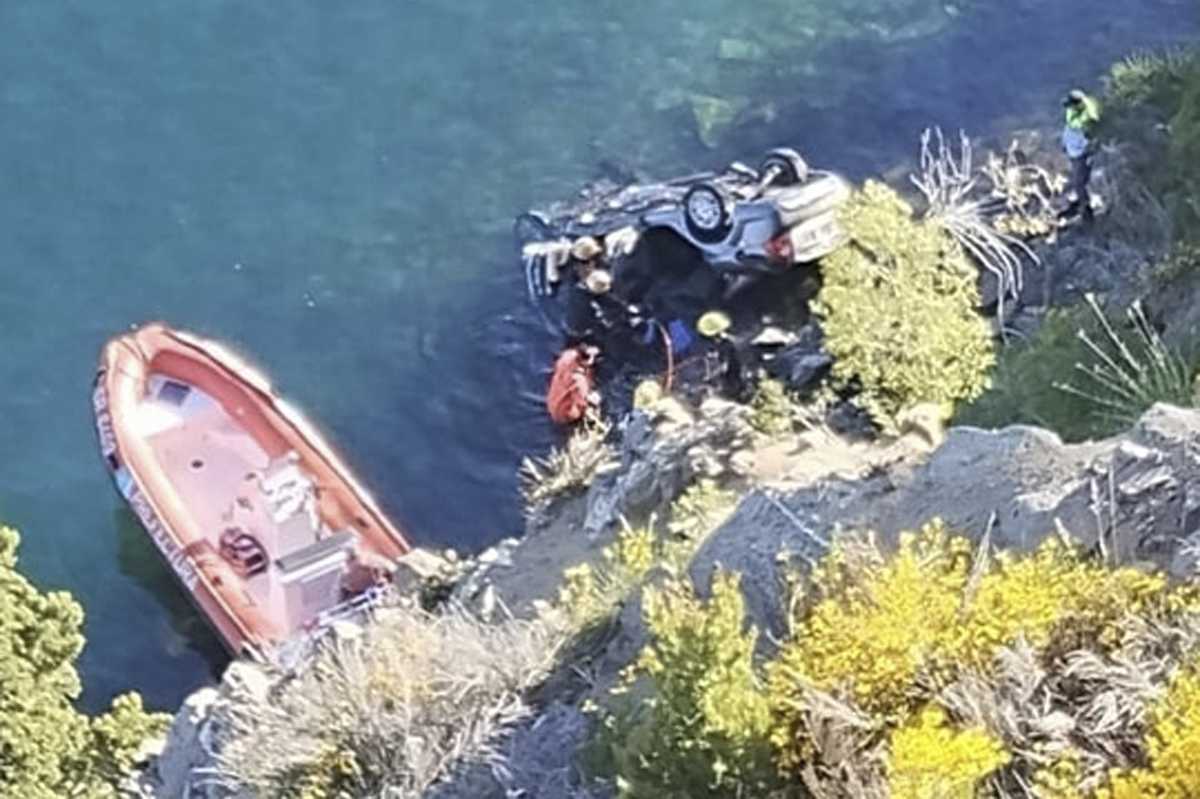 Un muerto tras la caída de un auto al lago Lacar en San Martín de los Andes: descartan más víctimas