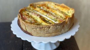 Tarta de queso brie, salmón y cebollas doradas