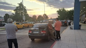 Trasladaba pasajeros de forma ilegal en Neuquén, lo retuvieron taxistas y remiseros