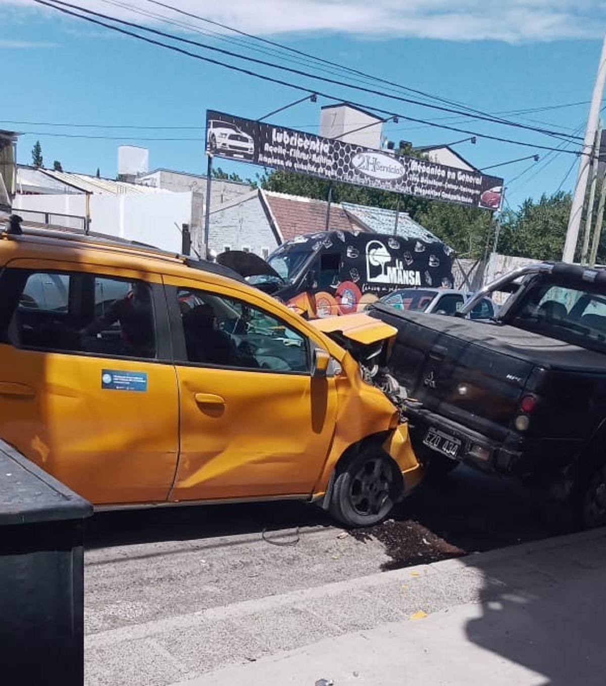 Dos mujeres heridas en un choque entre un taxi y un auto estacionado en Neuquén 