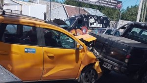 Dos mujeres heridas en un choque entre un taxi y un auto estacionado en Neuquén