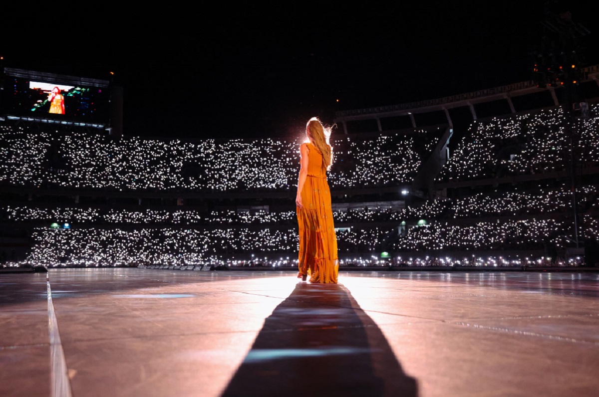 La artista lució en el escenario más de 13 cambios de looks, en los que se encuentran diseños de Oscar de la Renta, Roberto Cavalli, Alberta Ferretti y Versace. Fuente: Taylor Swift en Twitter.