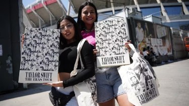El merchandising oficial de Taylor Swift en la gira The Eras Tour se consigue en el estadio de River. Foto gentileza. 
