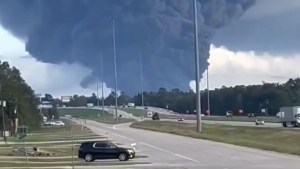 Impresionante incendio en una fábrica química obliga a evacuaciones en Texas