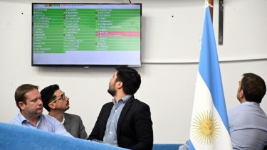 El equipo de Tierras y de Minería observando la pantalla en el momento de la votación de los proyectos. Foto Marcelo Ochoa