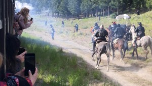 Robo al tren en Esquel: Coyote Kid y sus temibles bandoleros asaltaron La Trochita otra vez