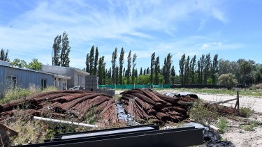 La ampliación de la planta de agua apenas llegó hasta el obrador y la empresa no avanzó. Foto: Marcelo Ochoa.