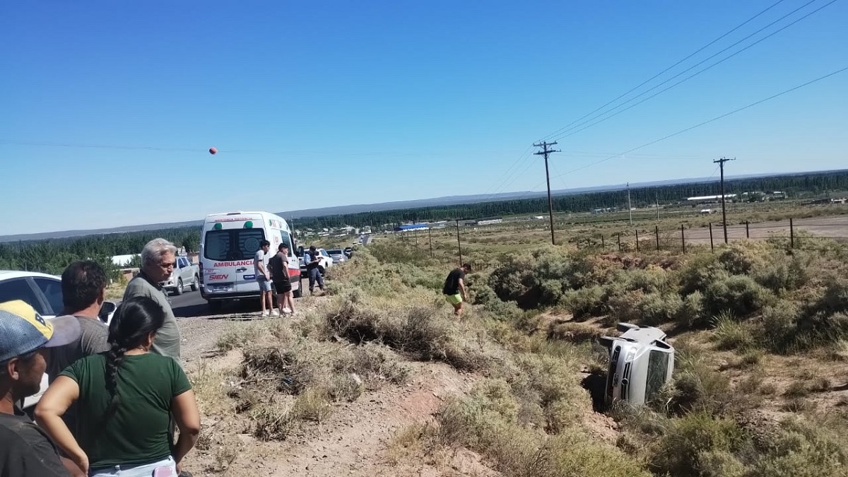 Violento vuelco en el oeste de Neuquén: el conductor debió ser trasladado en ambulancia 