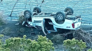 Una familia volcó cerca de Andacollo y casi termina en el río Neuquén: iban a Los Miches