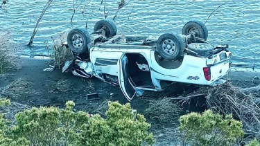 Una familia volcó cerca de Andacollo y casi termina en el río Neuquén: iban a Los Miches