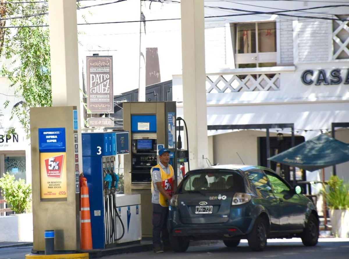 El aumento de YPF en sus combustibles ya impacta en los surtidores de Neuquén. Foto: Matías Subat

