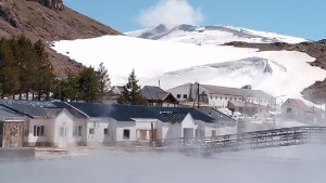 Un viaje al bienestar: un día en las termas de Copahue entre fumarolas y nieve