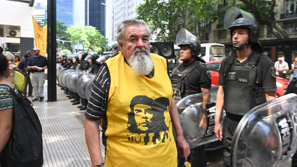 Raúl Castells lidera protesta pacífica por aumento salarial frente a la secretaría de Trabajo. Foto Télam.