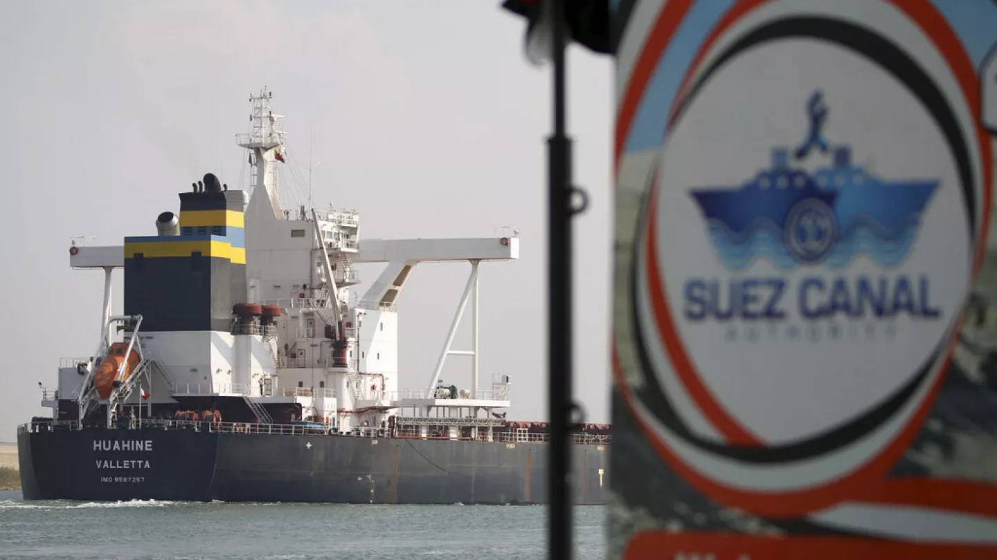BP anunció que no utilizará el Canal de Suez para sus buques petroleros por los ataques hutiés.