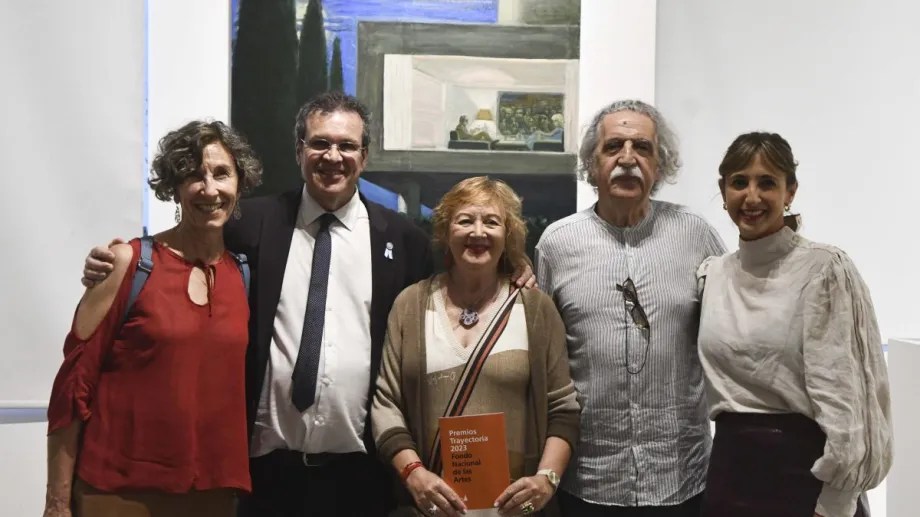 Mariana Sirote, primera desde la izquierda, al recibir en noviembre del 2023 el Premio Trayectoria otorgado por el Fondo Nacional de las Artes.
