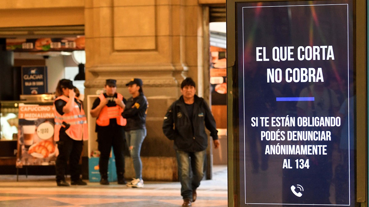 Carteles en la Estación Constitución advirtieron sobre las consecuencias legales de cortar calles en manifestaciones, bajo el nuevo protocolo del Ministerio de Seguridad de Patricia Bullrich. Foto Télam.