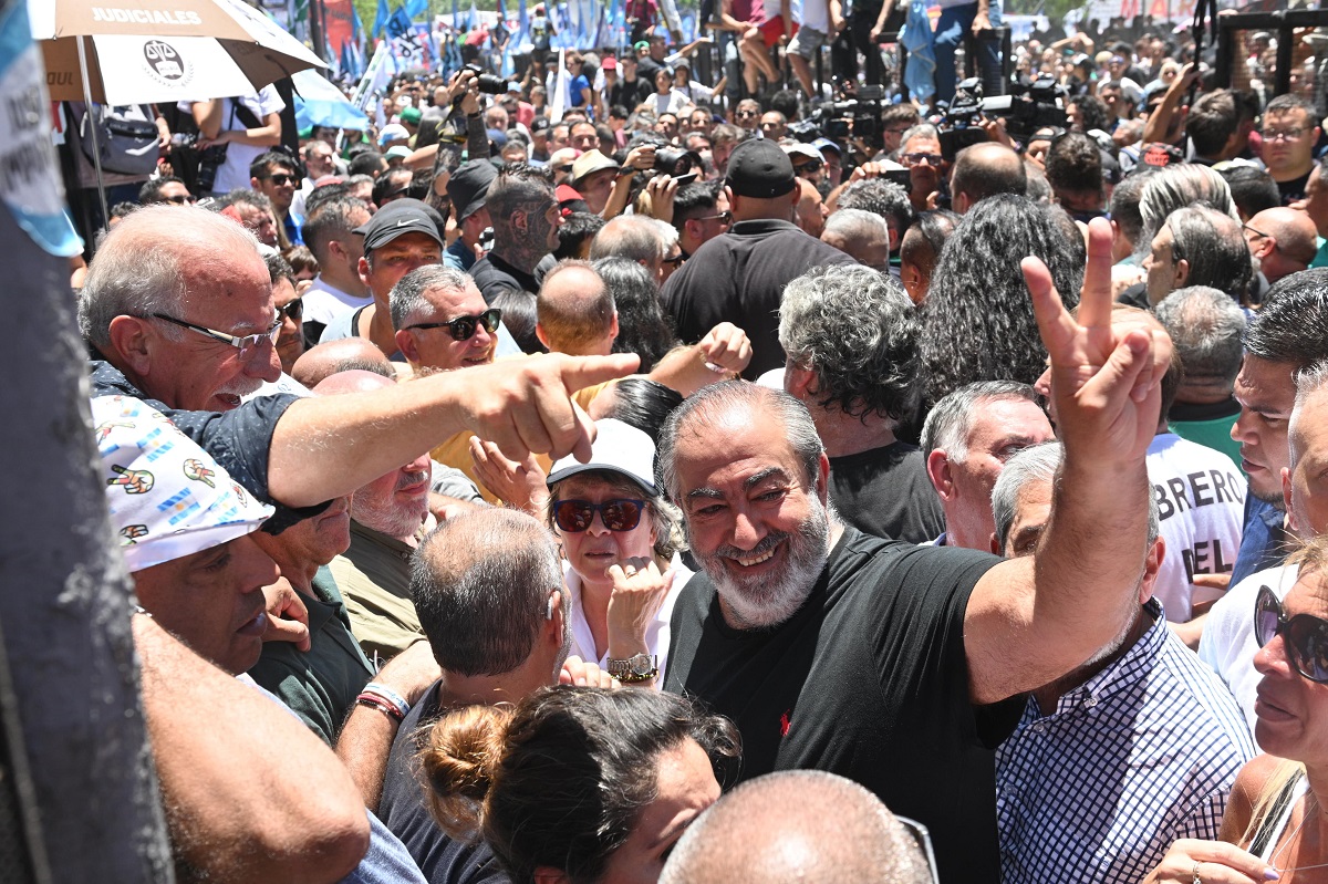 Héctor Daer de la CGT, en la marcha para rechazar el DNU de Javier Milei. Foto Télam. 