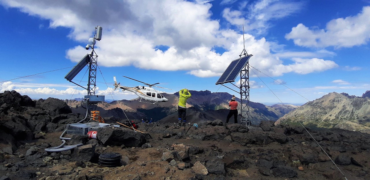 Instalación de la red de monitoreo en el volcán Lanín. Foto: gentileza