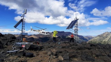 Instalación de la red de monitoreo en el volcán Lanín. Foto: gentileza