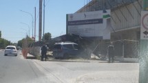 Imagen de Conductor perdió el control y chocó contra la obra del Complejo Judicial de Cipolletti