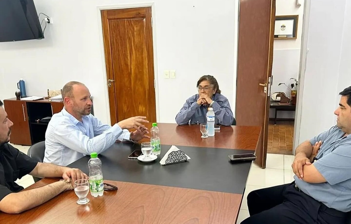 Gustavo Amati, intendente de Fernández Oro se reunió con Daniel Jara, ministro de Seguridad, y con Mary Carmen Carrizo, jefa Comisario General de Río Negro. 