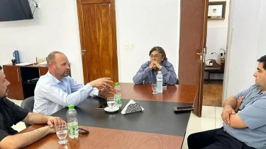 Gustavo Amati, intendente de Fernández Oro se reunió con Daniel Jara, ministro de Seguridad, y con Mary Carmen Carrizo, jefa Comisario General de Río Negro. 