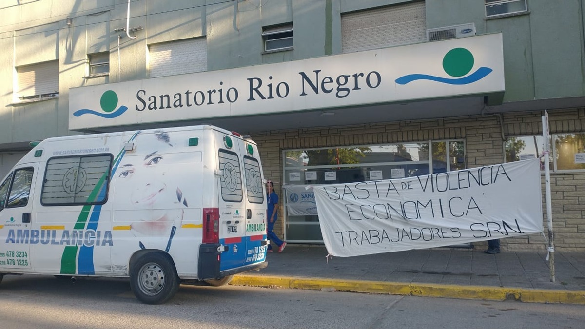 Continua el reclamo de los trabajadores del Sanatorio Río Negro. Foto: gentileza