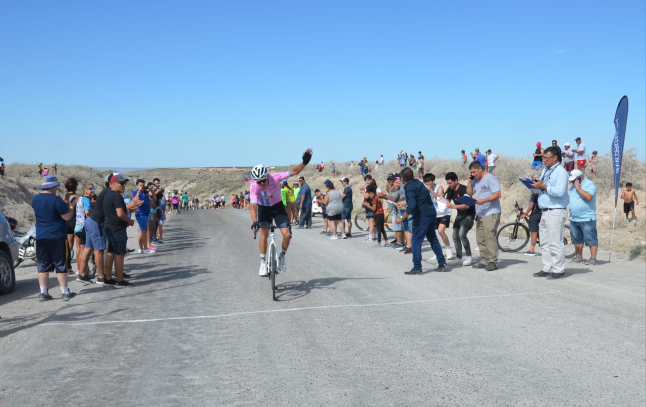 Sergio Fredes (City Bike Miami) apretó en el último kilómetro y se quedó con la Segunda Etapa de la Vuelta. (Foto: Mario Villasuso)