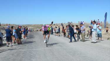 Sergio Fredes (City Bike Miami) apretó en el último kilómetro y se quedó con la Segunda Etapa de la Vuelta. (Foto: Mario Villasuso)
