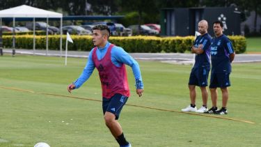 Almada, la gran figura del equipo nacional, bajo la atenta mirada de Mascherano. (Prensa AFA)