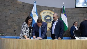 Carreras firmó la baja total de funcionarios y Weretilneck avanza con su plantel