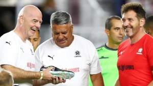 Antes de reunirse con Scaloni, Chiqui Tapia participó del Partido de las Leyendas y salió lesionado