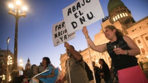 Cacerolazo y «colchonazo» frente al Congreso, protestas pacíficas, en contra del DNU de Milei