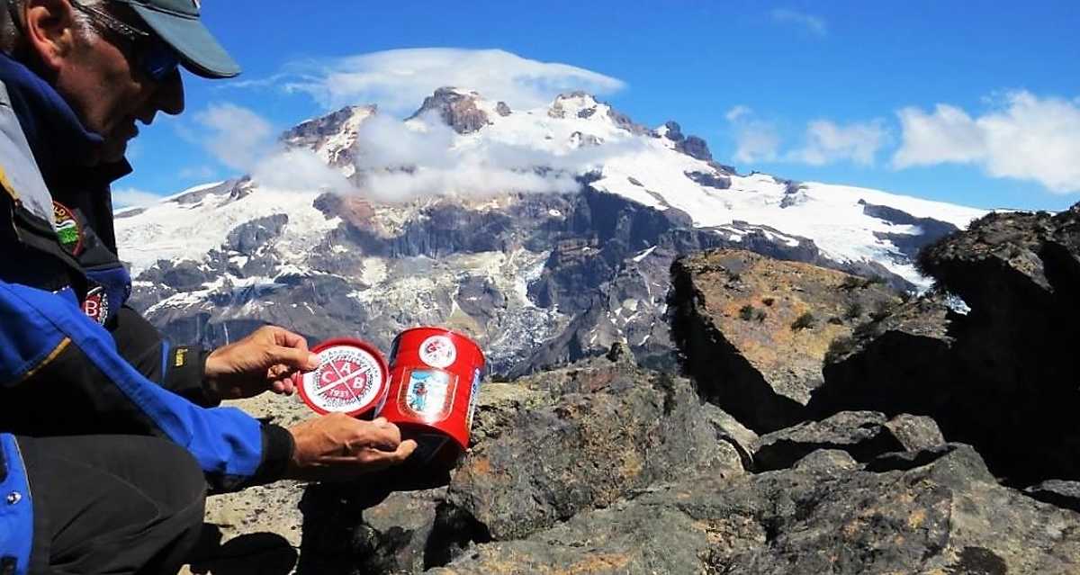 Monras coloca una lata en la cima del cerro Vichadero, uno de los miradores del cerro Tronador. Foto: gentileza