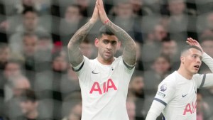 Mirá el tremendo gol de cabeza del Cuti Romero en la derrota del Tottenham
